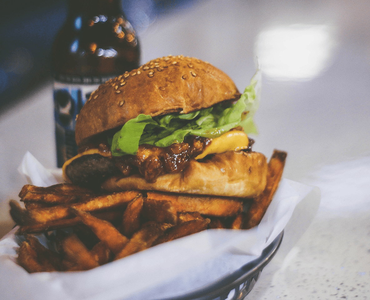 burger frites et boisson dans une formule