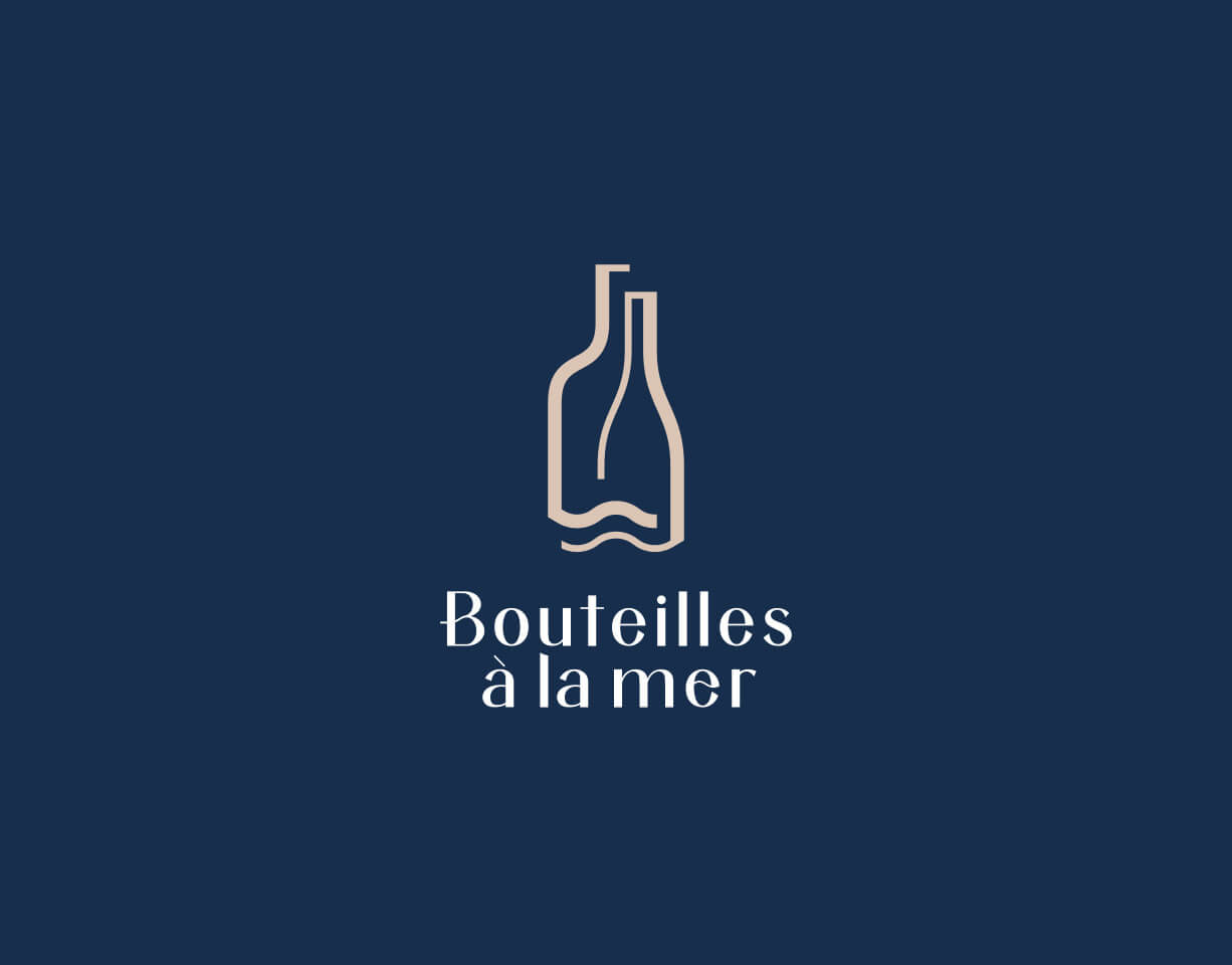 Logo de Bouteilles à la mer, deux bouteilles qui forme un couple avec le nom de la vinothèque en dessous sur fond foncé.