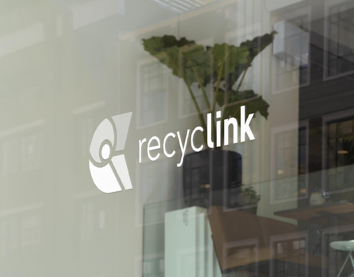 Logo recyclink appliqué en signalétique sur une vitre.