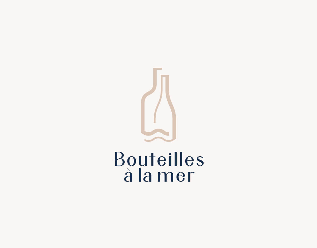 Logo de Bouteilles à la mer, deux bouteilles qui forme un couple avec le nom de la vinothèque en dessous sur fond clair.