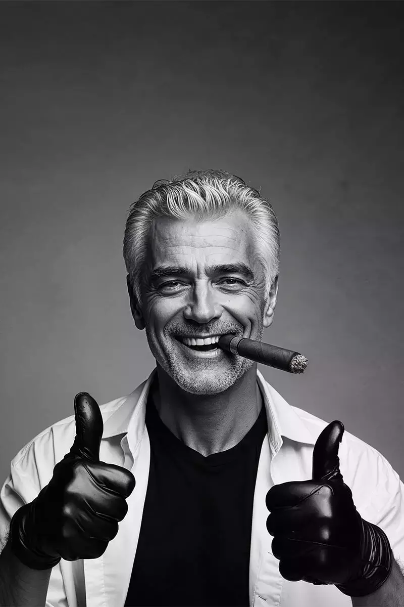 Portrait du colonel Smith de l'Agence tous risques, pouces levés, cigare aux lèvres. Noir et blanc.